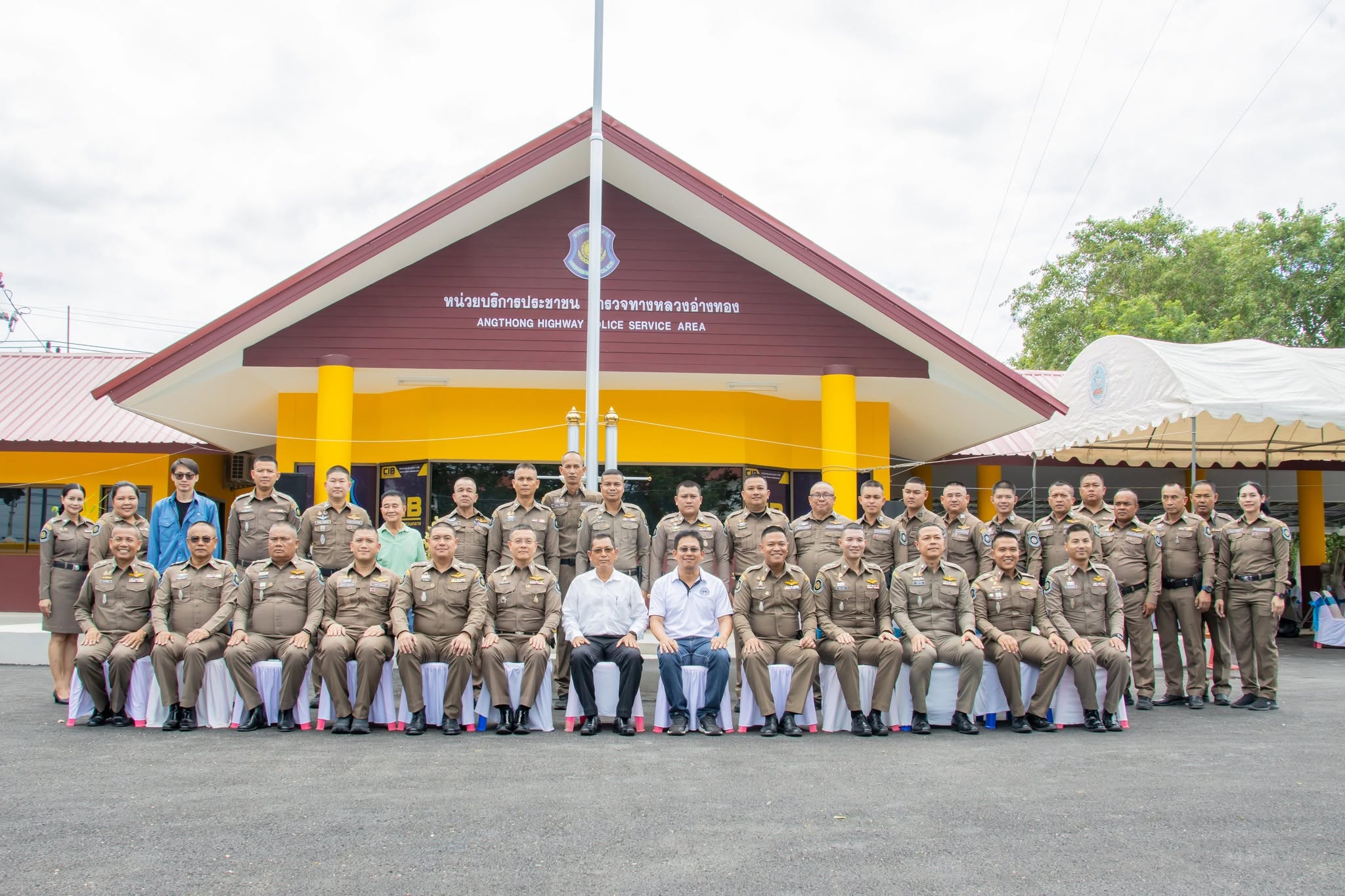 นายสมจิตร สุภาษิต ผู้อำนวยการแขวงทางหลวงอ่างทอง เข้าร่วมพิธี เปิดป้ายอาคารหน่วยบริการประชาชนตำร