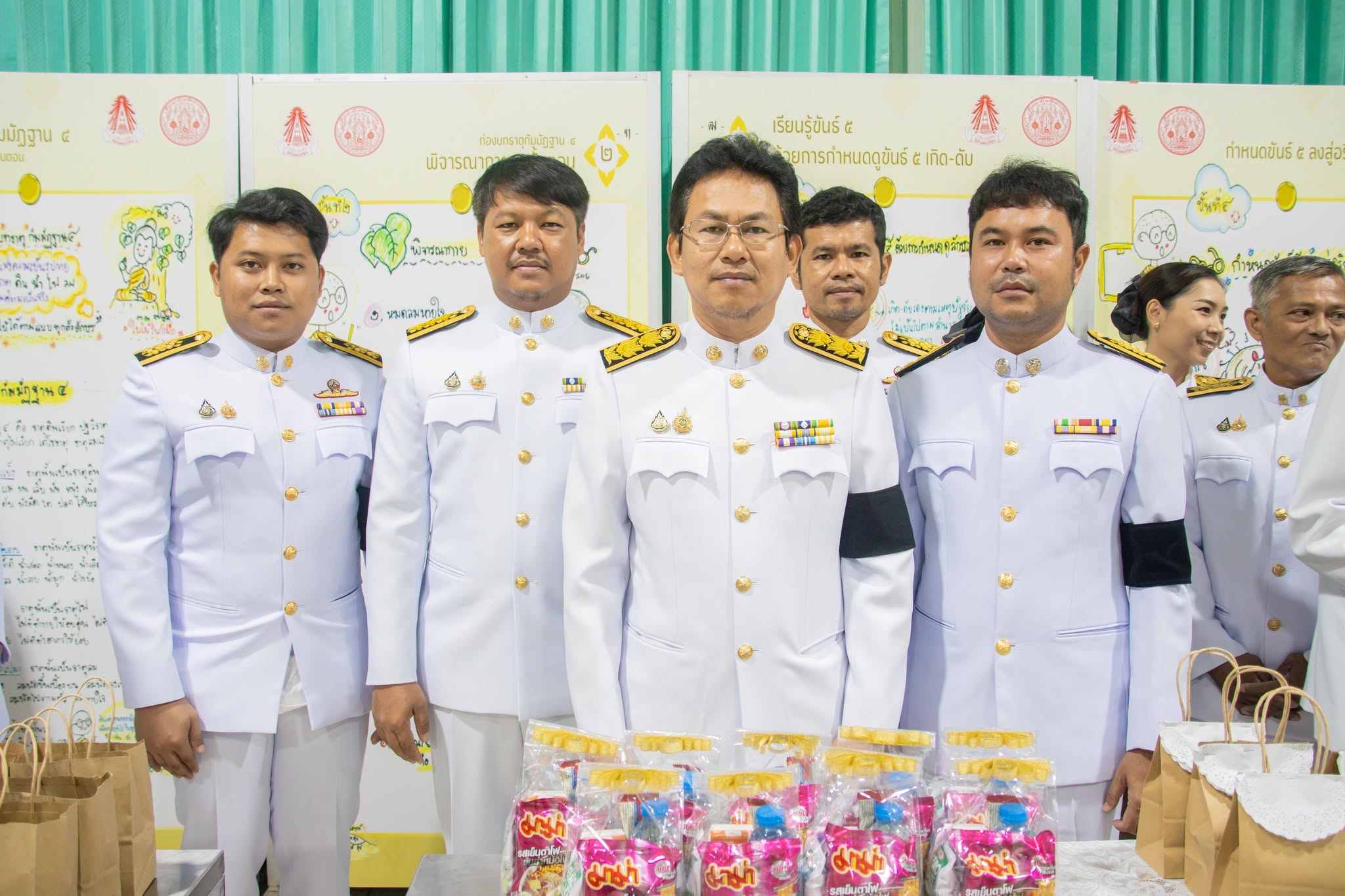 เข้าร่วมพิธีทำบุญตักบาตรเพื่อถวายพระราชกุศล และพิธีวางพวงมาลา เนื่องในวันนวมินทรมหาราช ณ หอประชุมสงฆ์ วัดอ่างทองวรวิหาร อำเภอ